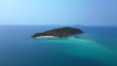 Koh Kham Adası 'nın yeşil tropikal bitki örtüsü kristal berrak turkuaz sularla çevrili, Tayland. panorama genel görünüm dronu 