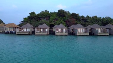 Song Saa Özel Adası 'nın havadan görünüşü, iki adayı bir rıhtım ve deniz aşırı bungalovlara bağlayan lüks bir tatil yeri. Yukarıdan insansız hava aracı görüntüleri 
