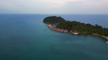 Song Saa Özel Adası 'nın havadan görünüşü, iki adayı bir rıhtım ve deniz aşırı bungalovlara bağlayan lüks bir tatil yeri. Yukarıdan insansız hava aracı görüntüleri 