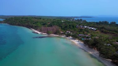 Koh Mak tropikal plaj Tayland 'da mavi gökyüzünün altında turkuaz suyla buluşuyor. İHA alçalıyor 