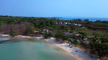 Koh Mak tropikal plaj Tayland 'da mavi gökyüzünün altında turkuaz suyla buluşuyor. İHA yükseliyor 