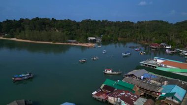 Bang Bao İskelesi yüzen köyü Tayland 'ın Koh Chang adasında renkli evler ve turkuaz sularda yüzen tekneler gösteriyor. hız rampası hiper hareket zaman aşımı 