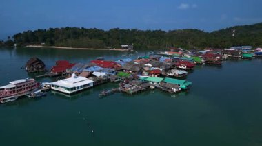 Bang Bao İskelesi yüzen köyü Tayland 'ın Koh Chang adasında renkli evler ve turkuaz sularda yüzen tekneler gösteriyor. hız rampası hiper hareket zaman aşımı 