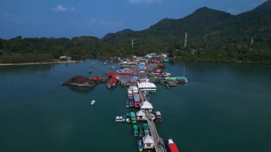 Bang Bao İskelesi yüzen köyü Tayland 'ın Koh Chang adasında renkli evler ve turkuaz sularda yüzen tekneler gösteriyor. Yukarıdan insansız hava aracı görüntüleri 