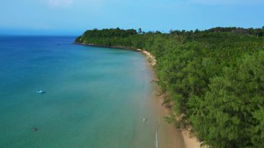 Kamboçya 'daki Koh Rong' da turkuaz suyu ve yeşil ormanlı ıssız bir sahil manzarası. hız rampası hiper hareket zaman aşımı 