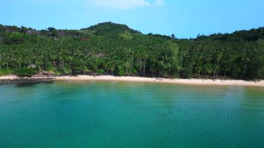 Kamboçya 'daki Koh Rong' da turkuaz suyu ve yeşil ormanlı ıssız bir sahil manzarası. hız rampası hiper hareket zaman aşımı 