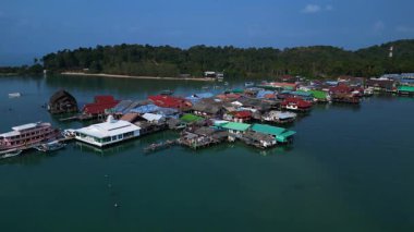 Bang Bao İskelesi yüzen köyü Tayland 'ın Koh Chang adasında renkli evler ve turkuaz sularda yüzen tekneler gösteriyor. statik üç ayaklı insansız hava aracı 