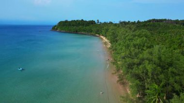 Kamboçya 'daki Koh Rong' da turkuaz suyu ve yeşil ormanlı ıssız bir sahil manzarası. uçuş üstü insansız hava aracı 