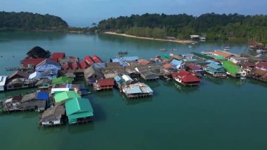 Bang Bao İskelesi yüzen köyü Tayland 'ın Koh Chang adasında renkli evler ve turkuaz sularda yüzen tekneler gösteriyor. Sağ drona döndür 