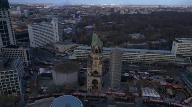 Almanya 'nın Berlin kentindeki Kaiser Wilhelm Memorial Kilisesi ile Breitscheidplatz' daki Noel pazarının hava görüntüsü. hız rampası hiper hareket zaman aşımı 
