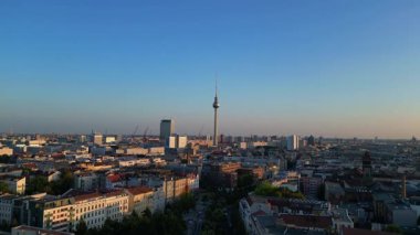 Berlin TV kulesi şehrin üzerinde dikiliyor, altın saatin sıcacık parıltısıyla yıkanıyor. hız rampası hiper hareket zaman aşımı 