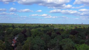 Hayır, Berlin 'de bir yerleşim bölgesi. Yoğun bir ormanın içine yerleştirilmiş evler var. Ufukta şehrin ufku görünüyor. hız rampası hiper hareket zaman aşımı 