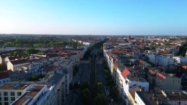 Berlin 'deki bir yerleşim bölgesinden geçen yükseltilmiş tren, şehrin taşıma sistemini gösteriyor. hız rampası hiper hareket zaman aşımı 