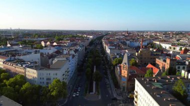 Berlin 'in yerleşim bölgesinden geçen sarı yükseltilmiş tren. hız rampası hiper hareket zaman aşımı 
