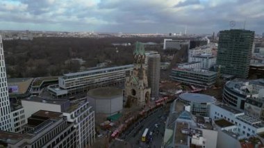 Kaiser Wilhelm Memorial Kilisesi ve Berlin, Almanya 'da Noel pazarı bulutlu bir kış gününde. rampa