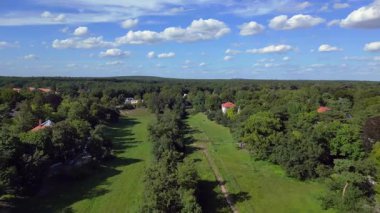 Schlachtensee gölleri, güneşli bir günde, masmavi gökyüzü ve bulutlarla çevrili yemyeşil ormanlarla çevrilidir. hız rampası hiper hareket zaman aşımı 