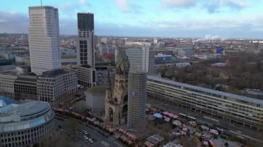 Kaiser Wilhelm Memorial Kilisesi ve Berlin, Almanya 'da Noel pazarı bulutlu bir kış gününde. hız rampası hiper hareket zaman aşımı 