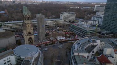 Almanya 'nın Berlin kentindeki Kaiser Wilhelm Memorial Kilisesi ile Breitscheidplatz' daki Noel pazarının hava görüntüsü. statik üç ayaklı insansız hava aracı 