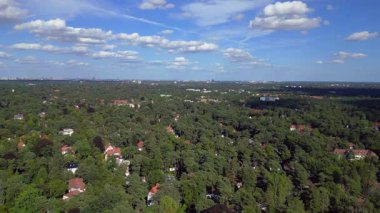 Hayır, Berlin 'de bir yerleşim bölgesi. Yoğun bir ormanın içine yerleştirilmiş evler var. Ufukta şehrin ufku görünüyor. hız rampası hiper hareket zaman aşımı 