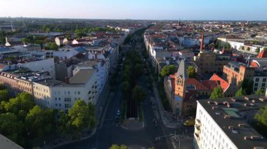 Berlins şehir manzarası, konut ve ticari binaların, sokakların ve yeşil alanların bir karışımını yakalıyor. hız rampası hiper hareket zaman aşımı 