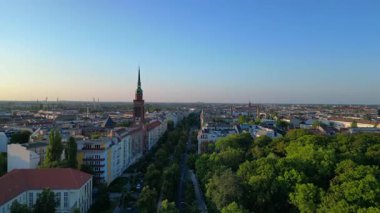 Berlin 'in hareketli şehri içine yerleşmiş huzurlu Yahudi mezarlığı şehir genelinde huzurlu bir vaha sergiliyor. hız rampası hiper hareket zaman aşımı 