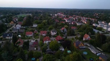 Brandenburg, Almanya 'da sakin bir akşam, çatıların, yemyeşil otlakların ve bir yol ağının sergilendiği bir yerleşim alanına iniyor. hız rampası hiper hareket zaman aşımı 