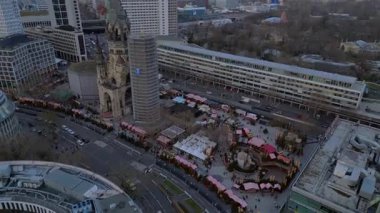 Almanya 'nın Berlin kentindeki Kaiser Wilhelm Memorial Kilisesi ile Breitscheidplatz' daki Noel pazarının hava görüntüsü. Drone 'u yukarı eğ 