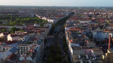 Berlin 'deki bir yerleşim bölgesinden geçen yükseltilmiş tren, şehrin taşıma sistemini gösteriyor. ters
