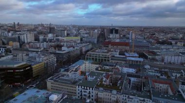 Berlins şehri bulutlu bir gökyüzünün altında kentsel yoğunluğu gösteriyor. Sol İHA 'ya dön 