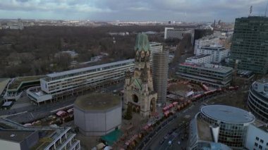 Kaiser Wilhelm Memorial Kilisesi ve Berlin, Almanya 'da Noel pazarı bulutlu bir kış gününde. Ters İHA uçuşu 