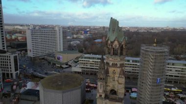 Kaiser Wilhelm Memorial Kilisesi ve Berlin, Almanya 'da Noel pazarı bulutlu bir kış gününde. Yukarıdan insansız hava aracı görüntüleri 