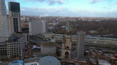 Kaiser Wilhelm Memorial Kilisesi ve Berlin, Almanya 'da Noel pazarı bulutlu bir kış gününde. İHA 'yı çek 