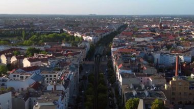Berlin 'deki bir yerleşim bölgesinden geçen yükseltilmiş tren, şehrin taşıma sistemini gösteriyor. uçuş üstü insansız hava aracı 
