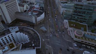 Berlins şehri bulutlu bir gökyüzünün altında kentsel yoğunluğu gösteriyor. Drone 'u yukarı eğ 