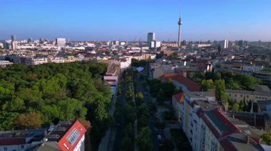 Berlin 'in hareketli şehri içine yerleşmiş huzurlu Yahudi mezarlığı şehir genelinde huzurlu bir vaha sergiliyor. Ters İHA uçuşu 