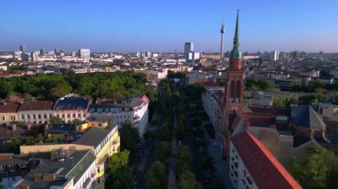 Berlin 'in hareketli şehri içine yerleşmiş huzurlu Yahudi mezarlığı şehir genelinde huzurlu bir vaha sergiliyor. Çok yakından geçen bir insansız uçak 