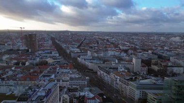 Berlins şehri bulutlu bir gökyüzünün altında kentsel yoğunluğu gösteriyor. doly sağ drone 