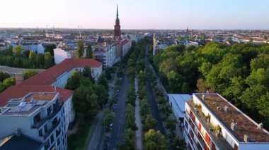 Berlin 'in hareketli şehri içine yerleşmiş huzurlu Yahudi mezarlığı şehir genelinde huzurlu bir vaha sergiliyor. uçuş üstü insansız hava aracı 