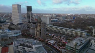 Kaiser Wilhelm Memorial Kilisesi ve Berlin, Almanya 'da Noel pazarı bulutlu bir kış gününde. uçuş üstü insansız hava aracı 
