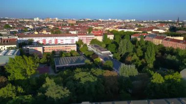 Berlin 'in hareketli şehri içine yerleşmiş huzurlu Yahudi mezarlığı şehir genelinde huzurlu bir vaha sergiliyor. Sağ drona döndür 