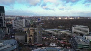 Almanya 'nın Berlin kentindeki Kaiser Wilhelm Memorial Kilisesi ile Breitscheidplatz' daki Noel pazarının hava görüntüsü. Sol İHA 'ya dön 