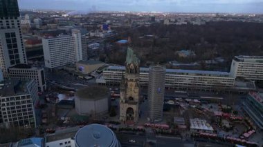 Almanya 'nın Berlin kentindeki Kaiser Wilhelm Memorial Kilisesi ile Breitscheidplatz' daki Noel pazarının hava görüntüsü. Ters İHA uçuşu 