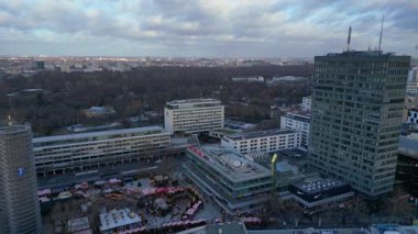 Berlins şehri bulutlu bir gökyüzünün altında kentsel yoğunluğu gösteriyor. Ters İHA uçuşu 