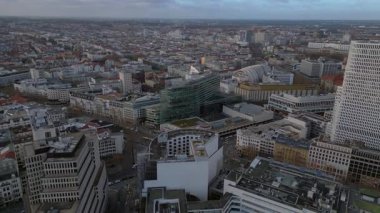 Berlins şehri bulutlu bir gökyüzünün altında kentsel yoğunluğu gösteriyor. panorama genel görünüm dronu 