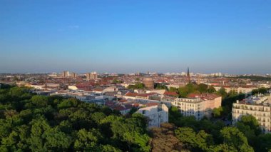 Berlin 'in hareketli şehri içine yerleşmiş huzurlu Yahudi mezarlığı şehir genelinde huzurlu bir vaha sergiliyor. Sol İHA 'ya dön 
