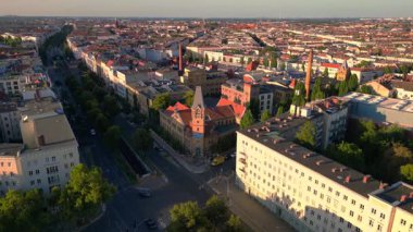 Berlins şehir manzarası, konut ve ticari binaların, sokakların ve yeşil alanların bir karışımını yakalıyor. panorama yörünge dronu 