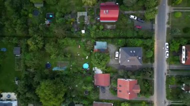 Brandenburg, Almanya 'da sakin bir akşam, çatıların, yemyeşil otlakların ve bir yol ağının sergilendiği bir yerleşim alanına iniyor. Yukarıdan insansız hava aracı görüntüleri 
