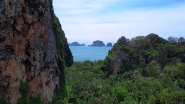 Tayland, Krabi 'deki verimli tropikal orman bitkisine bakan bir uçurumdan Railay sahilinin nefes kesici manzarası. statik üç ayaklı insansız hava aracı 