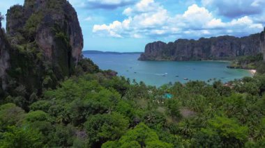 Tayland, Krabi 'deki verimli tropikal orman bitkisine bakan bir uçurumdan Railay sahilinin nefes kesici manzarası. hız rampası hiper hareket zaman aşımı 