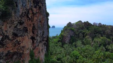 Tayland, Krabi 'deki verimli tropikal orman bitkisine bakan bir uçurumdan Railay sahilinin nefes kesici manzarası. panorama genel görünüm dronu 